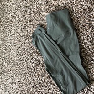 Lululemon size 6 workout pants